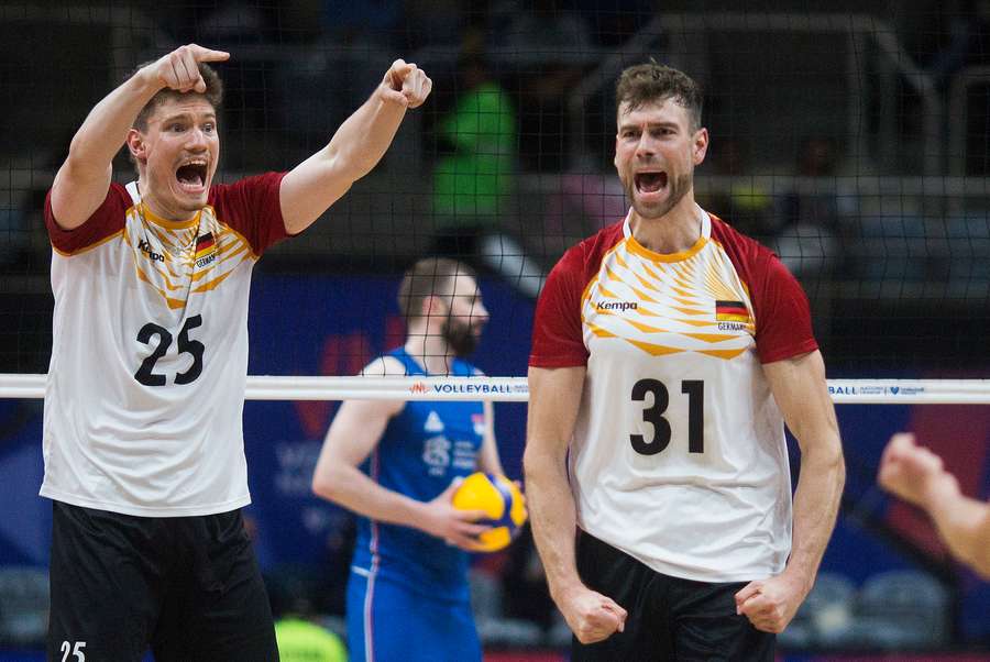 Grund zum Jubeln: Die deutschen Volleyballer gewinnen gegen Serbien.