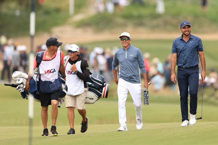 Rickie Fowler en Jason Day op de zevende hole