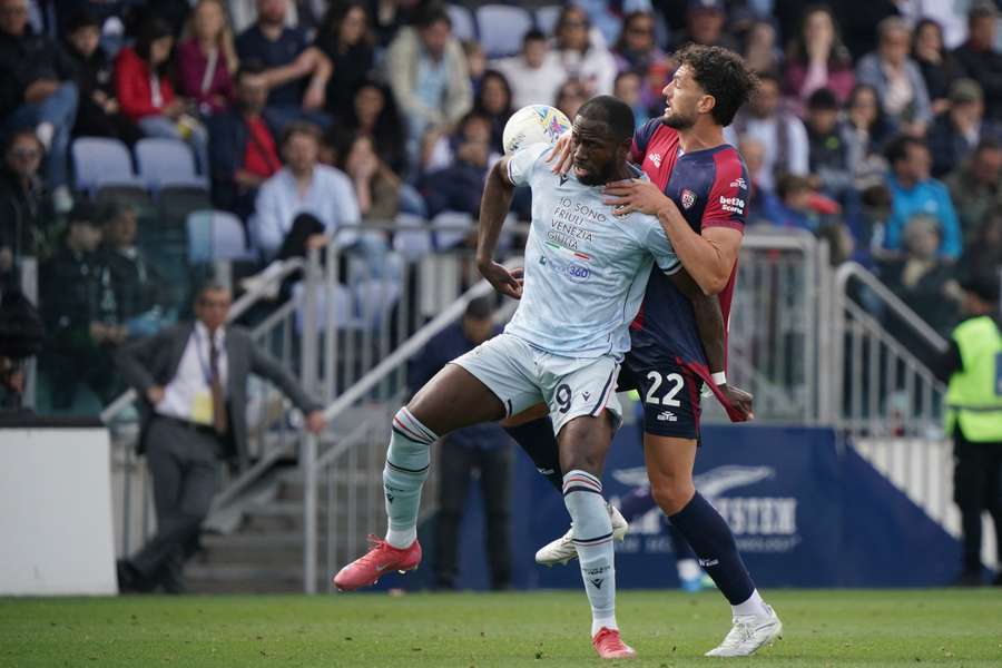 Uno scontro tra Davis e Dossena in Cagliari-Udinese