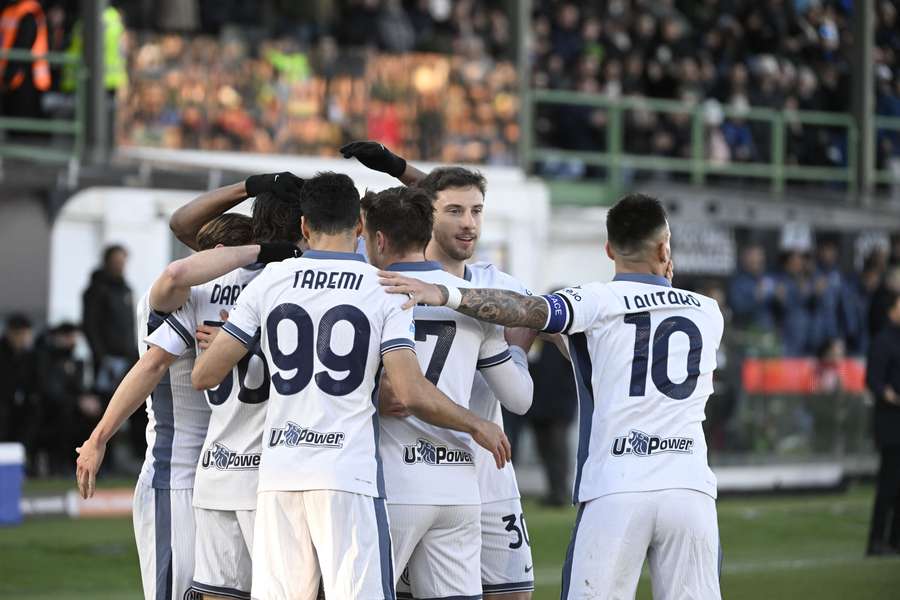 Los jugadores del Inter celebran el gol de Darmian contra el Venezia