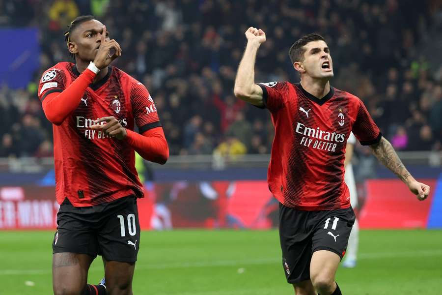 Rafael Leao (L) viert zijn goal met teamgenoot Christian Pulisic