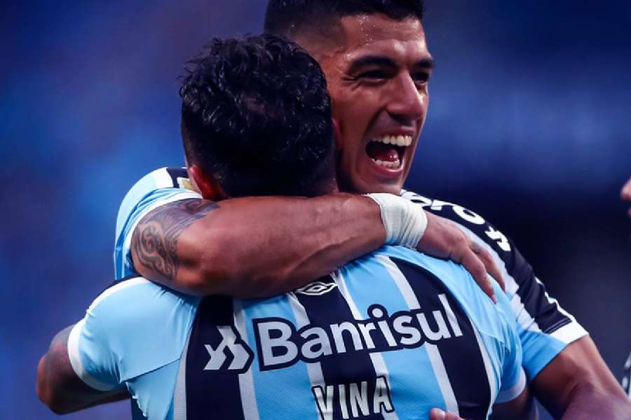 Suarez umarmt Vina nach seinem Treffer im Finale der Gaucho-Meisterschaft