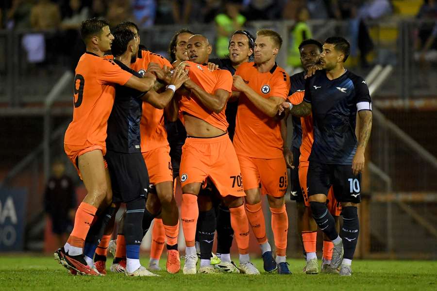 La rissa tra i calciatori in campo