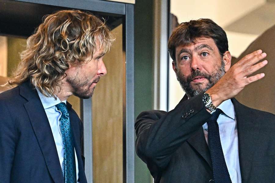 Vľavo Pavel Nedvěd, vpravo bývalý prezident Juventusu Andrea Agnelli.  