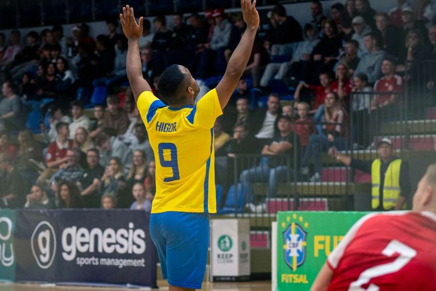 Higor festeja o golo pela seleção do Brasil frente à Dinamarca