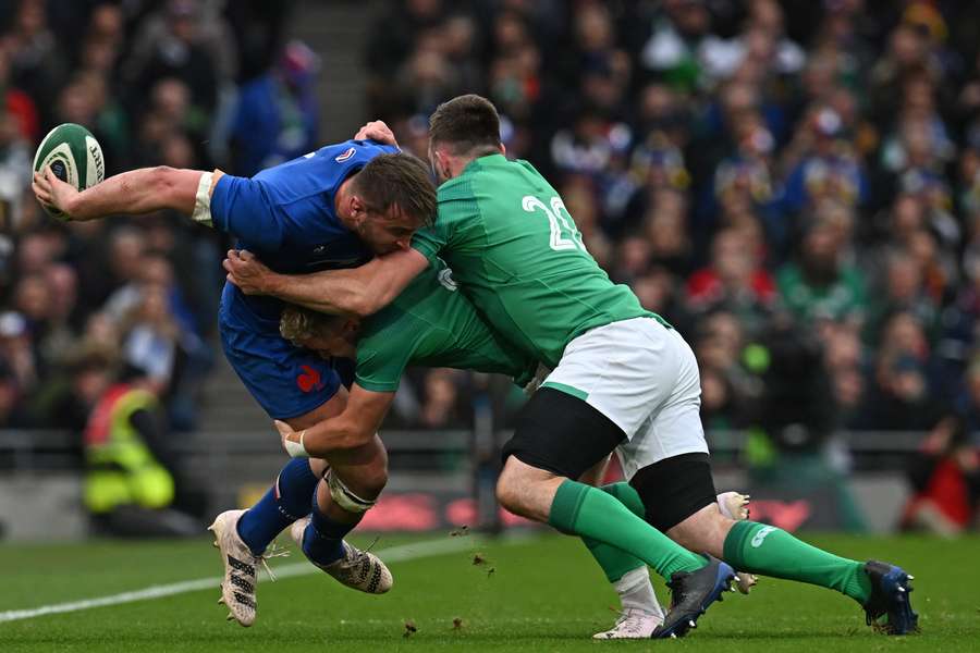 Il fallait bien deux Irlandais pour arrêter Anthony Jelonch aujourd'hui.