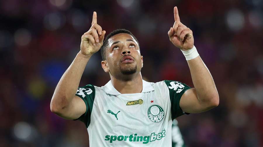 Vitor Roque marcou após falhanço