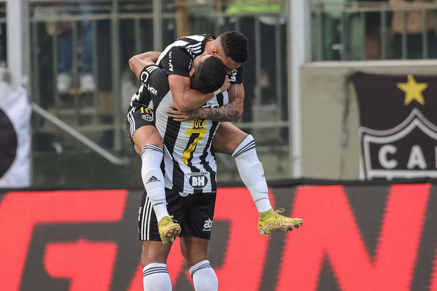 Hulk e Paulinho fizeram, juntos, 10 dos 16 golos do Galo no Mineiro