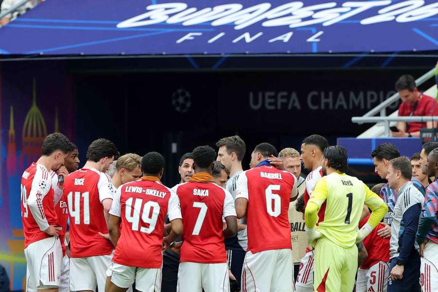 Jogadores do Arsenal durante uma pausa para hidratação na final da Liga dos Campeões Jogadores do Arsenal durante uma pausa para hidratação na final da Liga dos Campeões