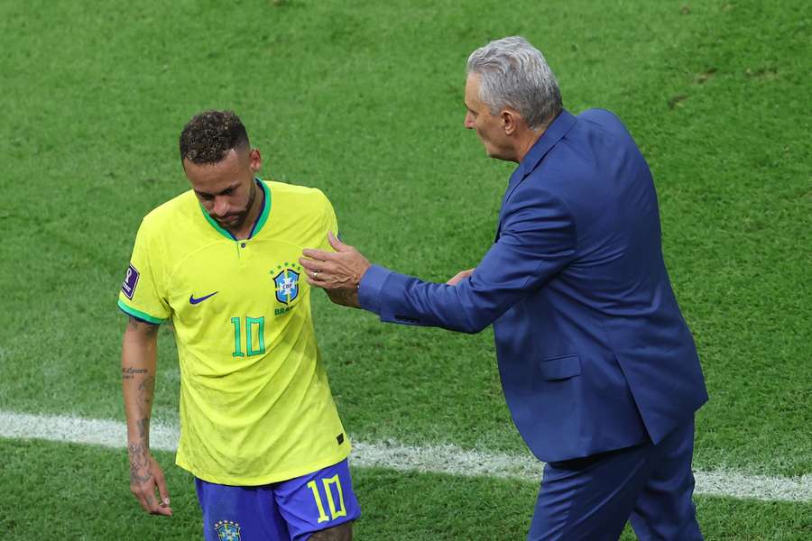 Brasiliens Coach Tite und Neymar beim Spiel gegen Serbien