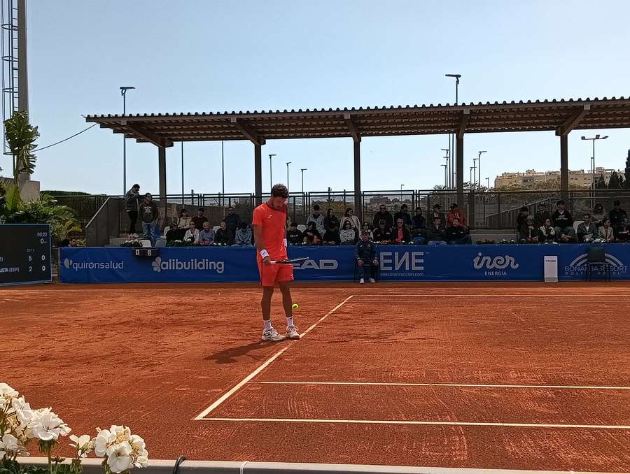Pablo Carreño, sirve ante Sebastian Ofner en el Challenger de Alicante