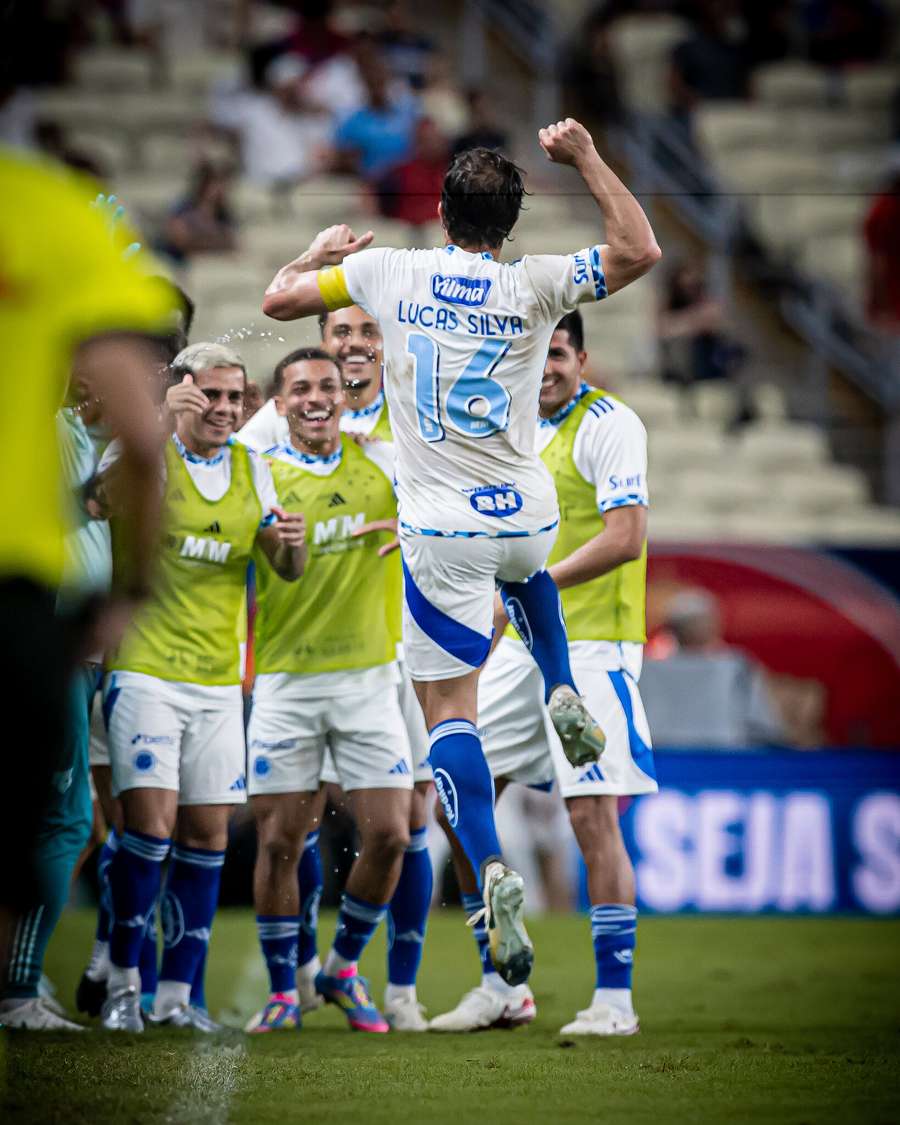 Lucas Silva celebra gol com companheiros Lucas Silva celebra gol com companheiros