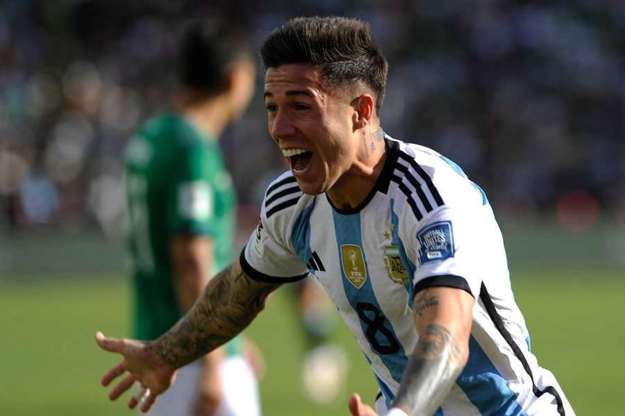 Enzo Fernández świętuje gola Argentyny otwierającego wynik w Boliwii
