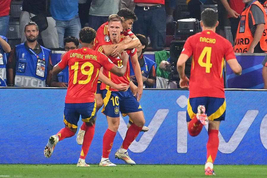 Spanje viert de winnende 2-1 van Dani Olmo tegen Frankrijk