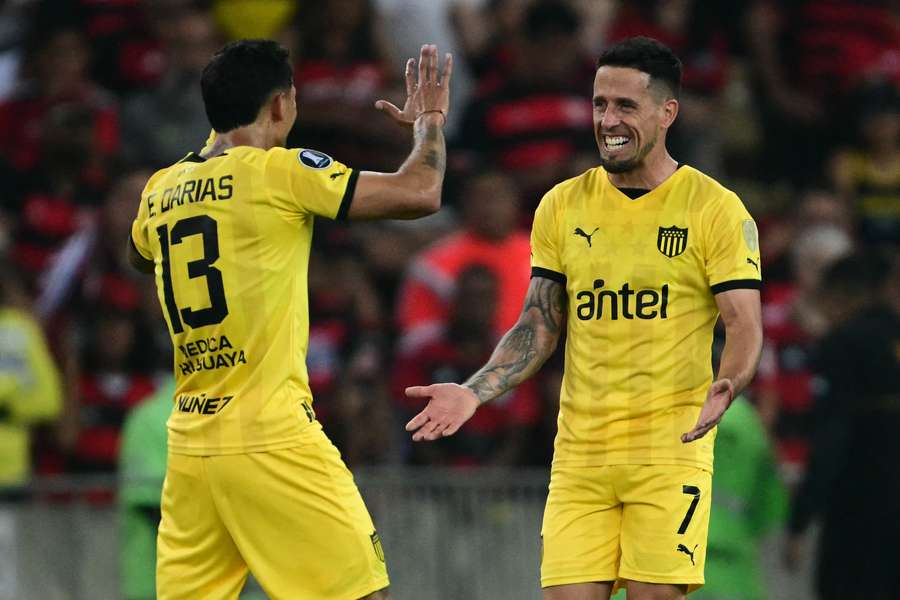 Jogadores do Peñarol comemoram gol da vitória no Maracanã