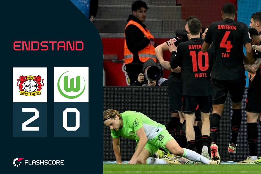 Bayer Leverkusen feiert, Wolfsburg am Boden.