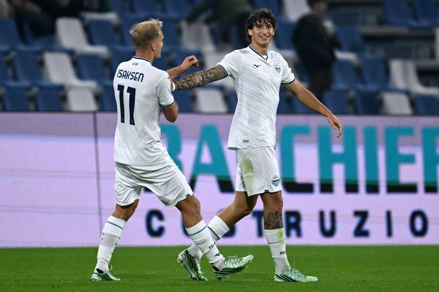 Romano Floriani Mussolini celebra su gol con la Lazio junto a Gustav Isaksen