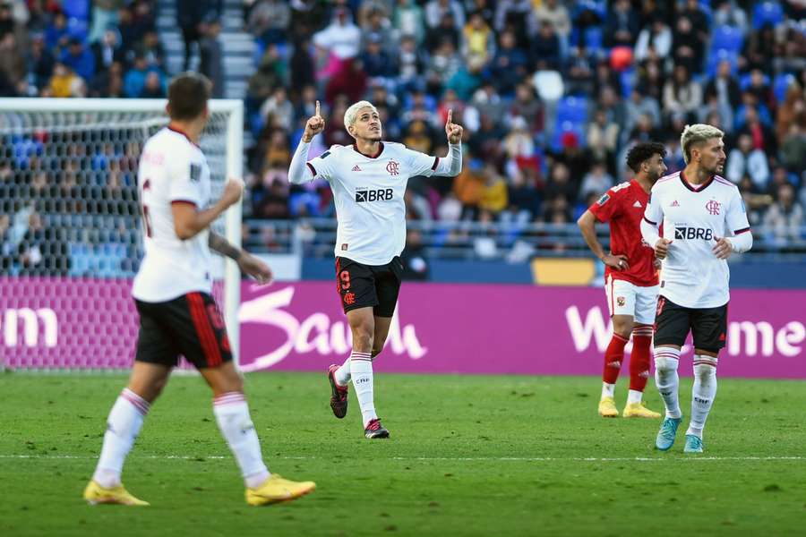 Pedro viert het maken van de 4-2 voor Flamengo