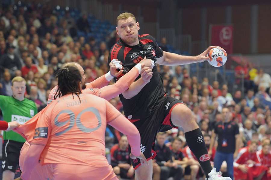 Dainis Kristopans (r.) steigt gegen zwei Mann hoch