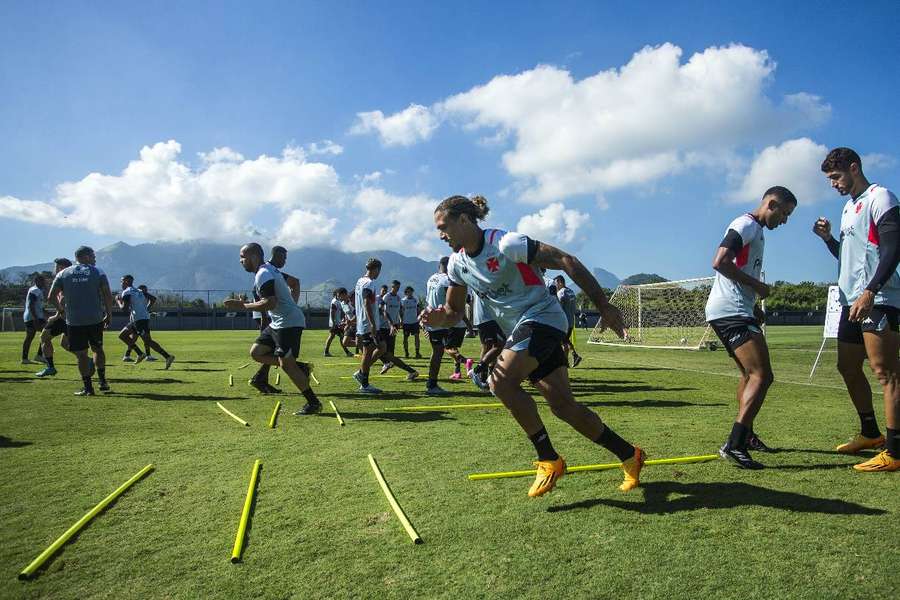 Jogadores do Vasco fazem último treino antes de pegar o Flamengo Jogadores do Vasco fazem último treino antes de pegar o Flamengo