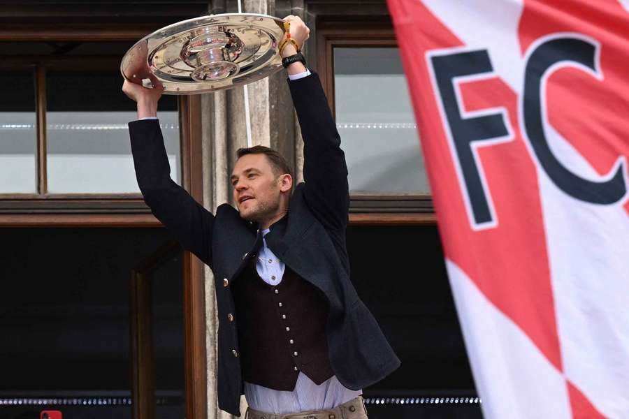 Manuel Neuer, con el trofeo de campeón de la Bundesliga