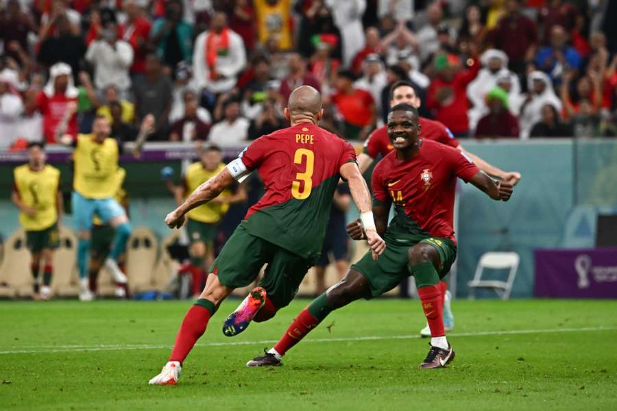 William Carvalho festeja o golo de Pepe