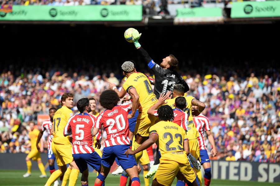 Jan Oblak despeja un balón durante el Barça-Atleti.