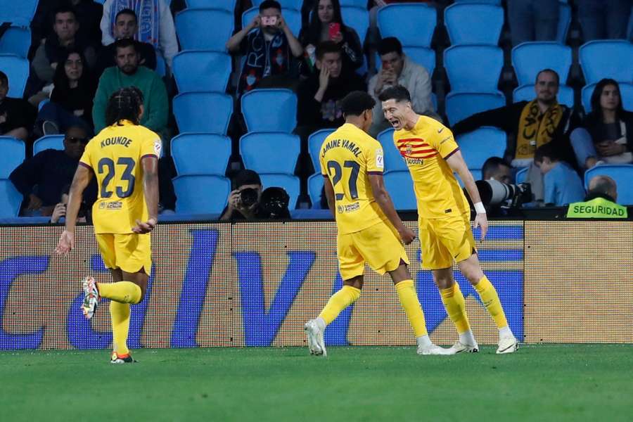 Lewandowski festeja com Lamine Yamal e Koundé para fazer o 1-0.