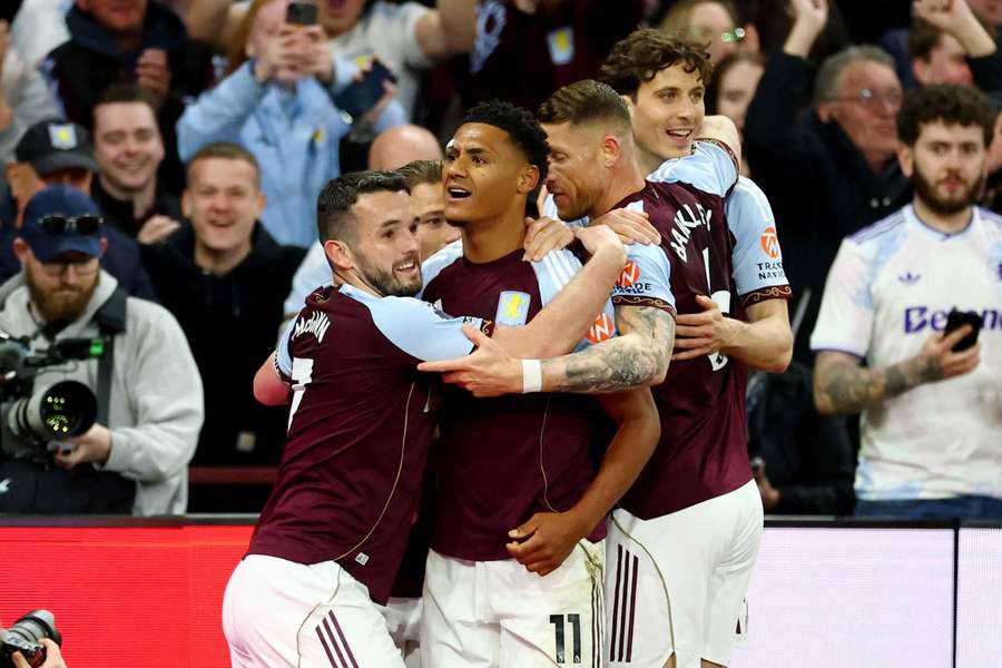 Jucătorii lui Aston Villa celebrează marcarea unui gol