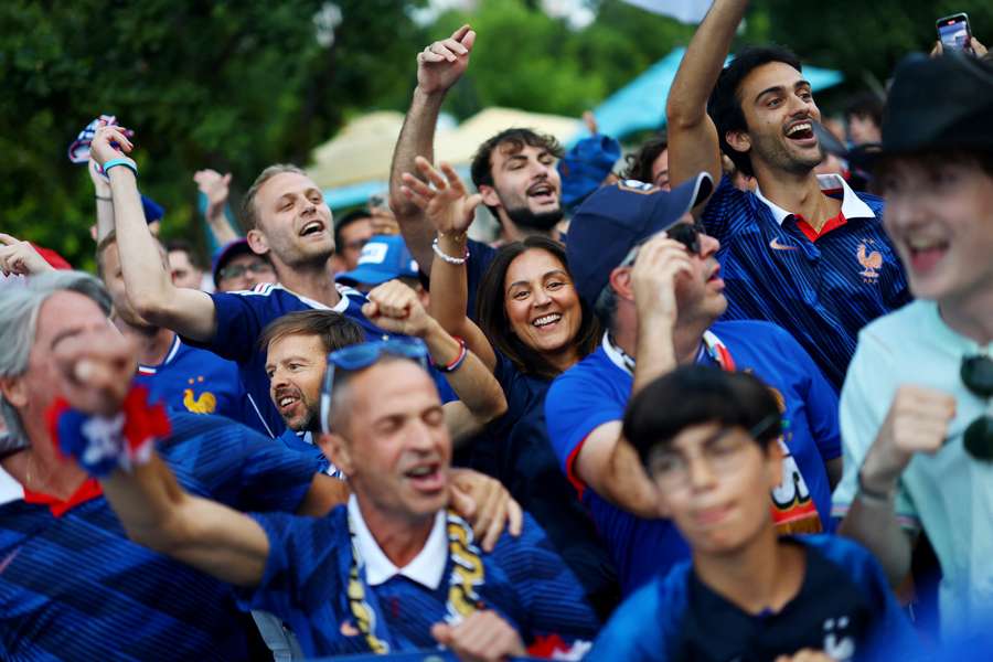 Des supporters de la France réunis à Dallas avant la demi-finale face à l'Espagne Des supporters de la France réunis à Dallas avant la demi-finale face à l'Espagne