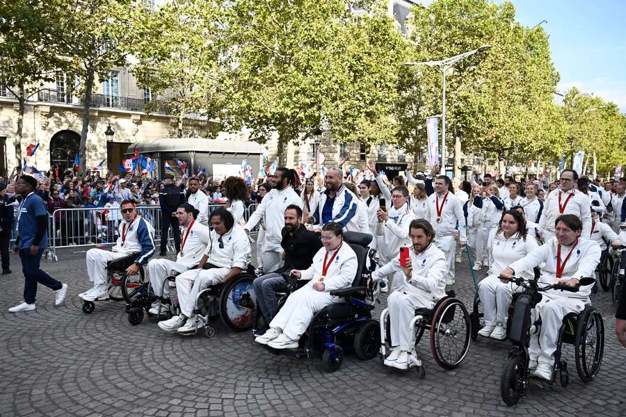 Des athlètes paralympiques mobilisés à l'aéroport Charles-de-Gaulle pour "chercher des sponsors"