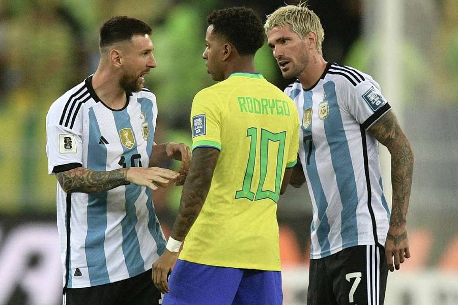 Rodrygo se envolveu em discussão com Messi quando conversava com De Paul