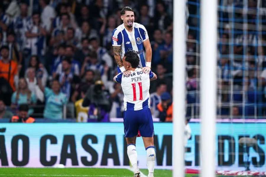 Borja Sainz festeja com Pepê, autor da assistência