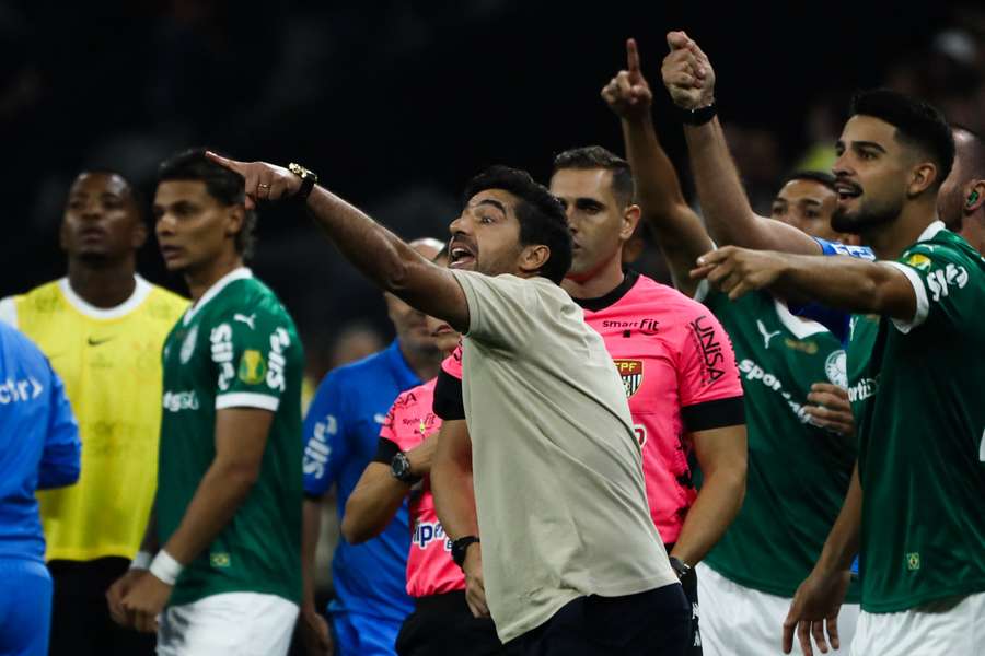 Abel Ferreira foi expulso após discussão com equipe de arbitragem Abel Ferreira foi expulso após discussão com equipe de arbitragem