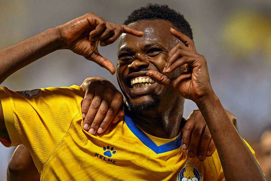 Muntari bisou no triunfo do Al-Gharafa