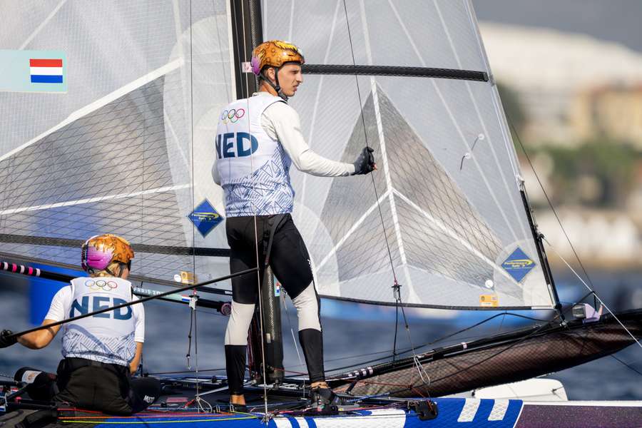 Laila van der Meer en Bjarne Bouwer in actie tijdens de Nacra 17 medalrace