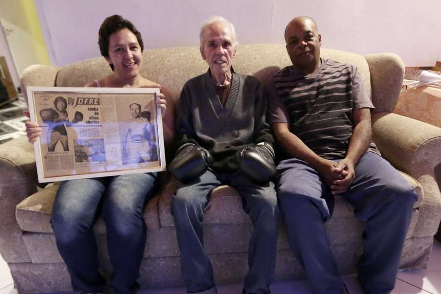 Éder Jofre, tricampeão mundial de boxe, morre aos 86 anos