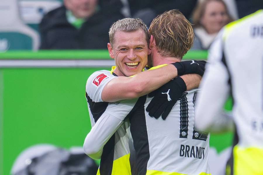 Julian Ryerson umarmt Julian Brandt