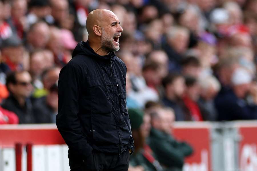 Pep Guardiola grita a sus jugadores