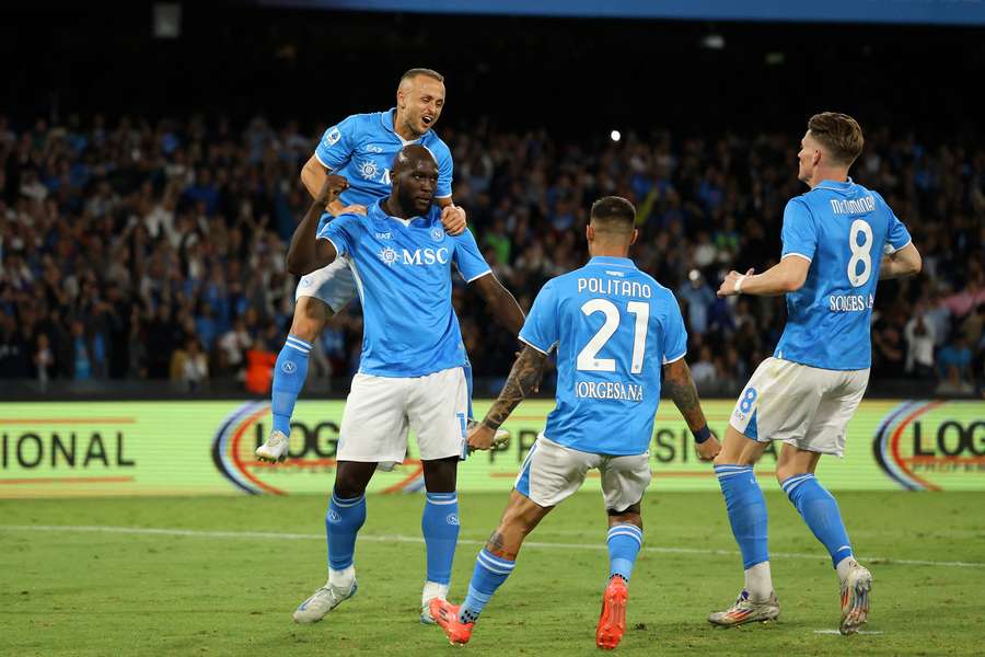 Los compañeros celebran con Lukaku 