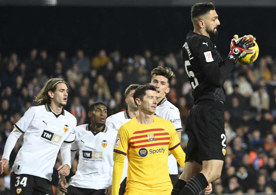 Giorgi Mamardashvili verslaat Robert Lewandowski tijdens het 1-1 gelijkspel tussen Valencia en Barcelona afgelopen december.