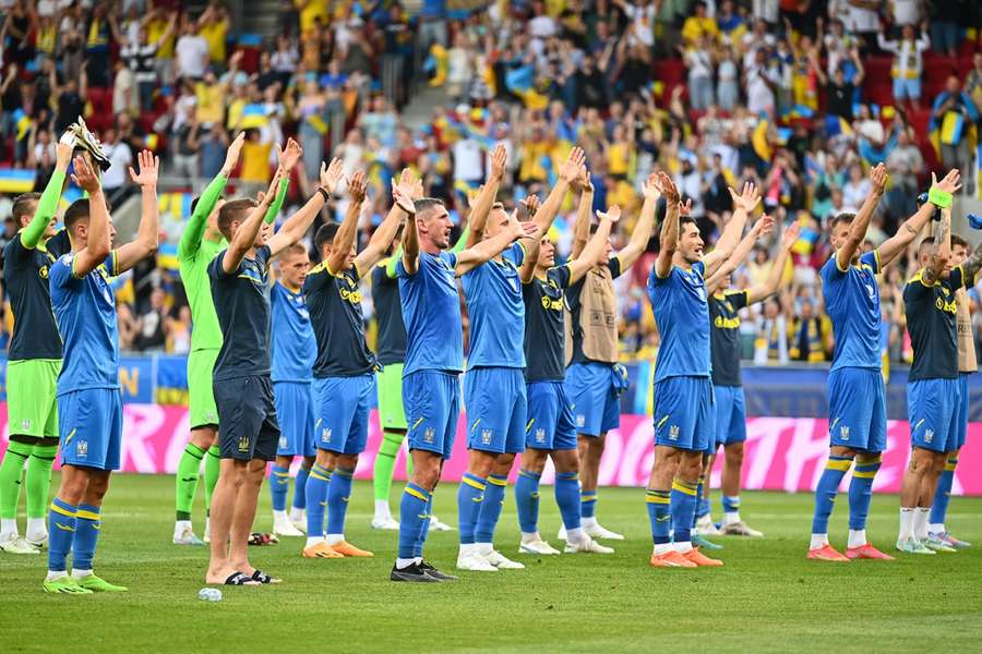 De spelers van Oekraïne bedanken het publiek