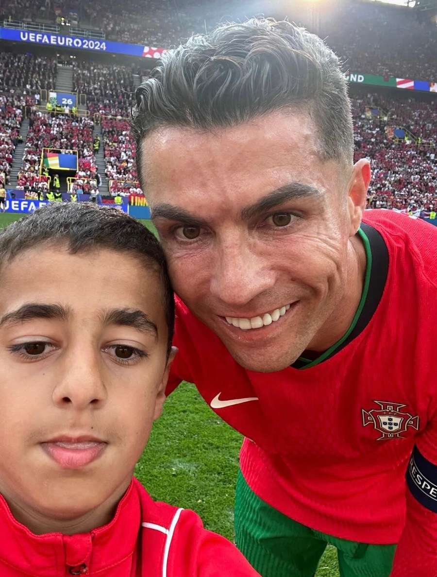 A selfie do pequeno turco com Cristiano Ronaldo
