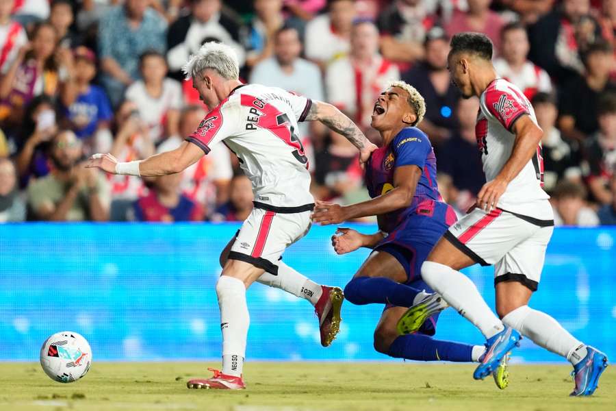 Lamine Yamal en la jugada del penalti en Vallecas