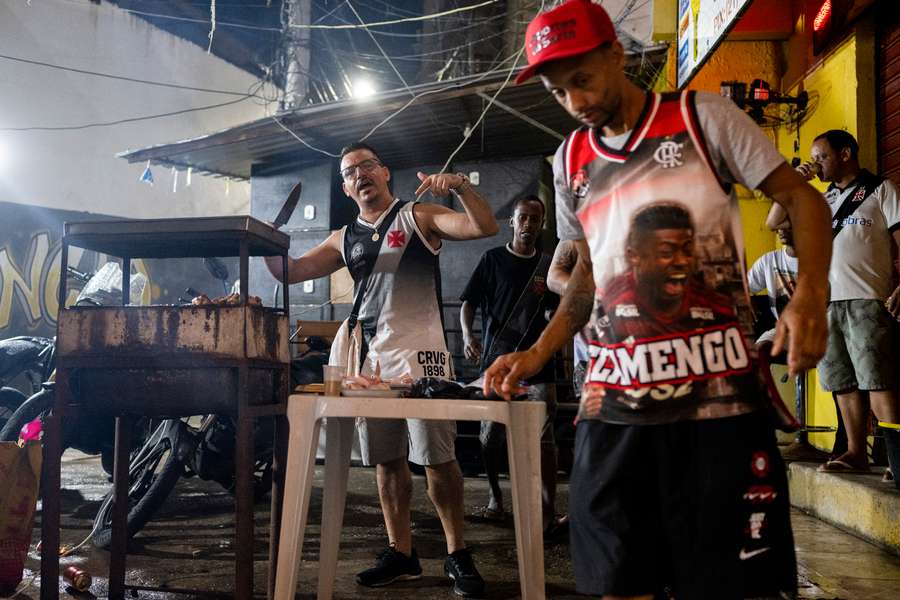 Fans van de voetbalteams van Flamengo en Vasco da Gama verzamelen zich om de Carioca derby te bekijken