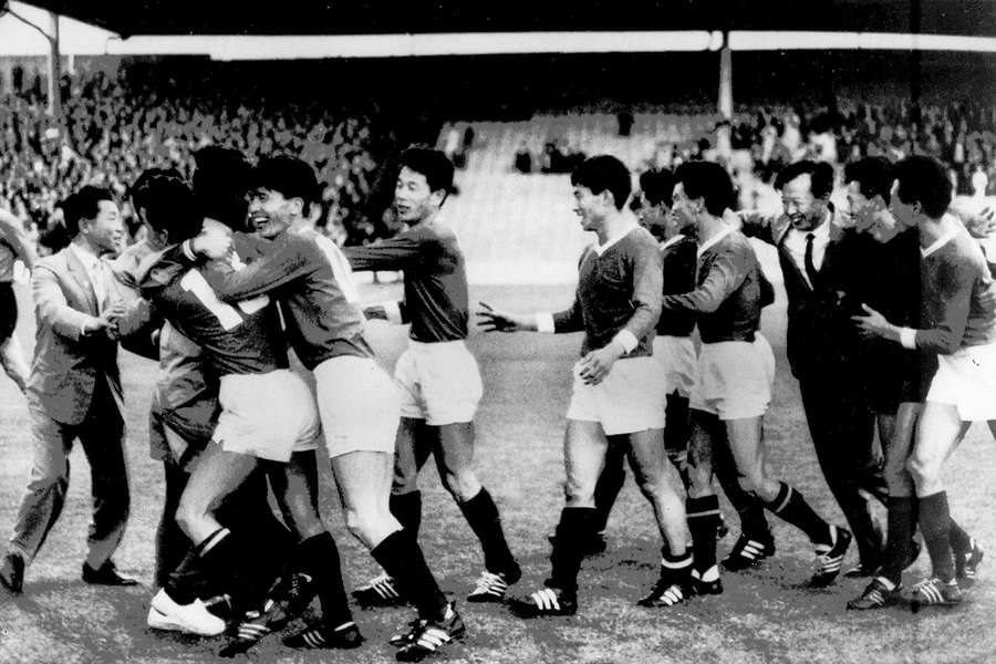 La gioia dei nordcoreani dopo aver battuto 1-0 l'Italia il 19 luglio 1966 a Middlesbrough La gioia dei nordcoreani dopo aver battuto 1-0 l'Italia il 19 luglio 1966 a Middlesbrough