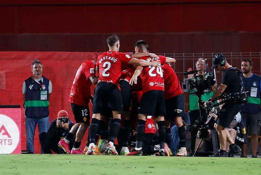 Los jugadores del Mallorca celebran el gol de Abdón.