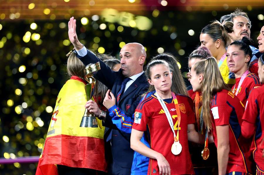 Verbandspräsidenten Luis Rubiales mit dem spanischen Team