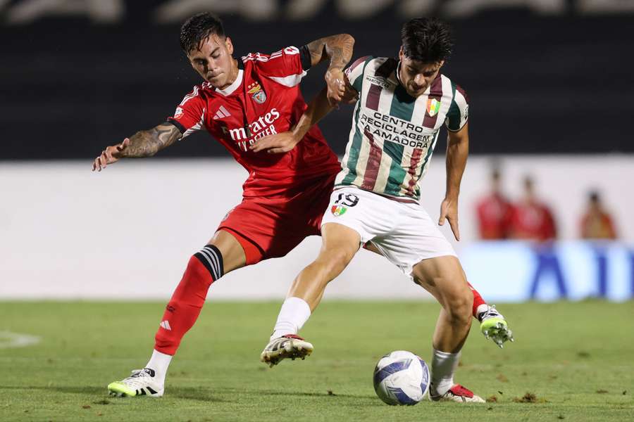 Paulo Moreira disputa a bola com Enzo Barrenechea