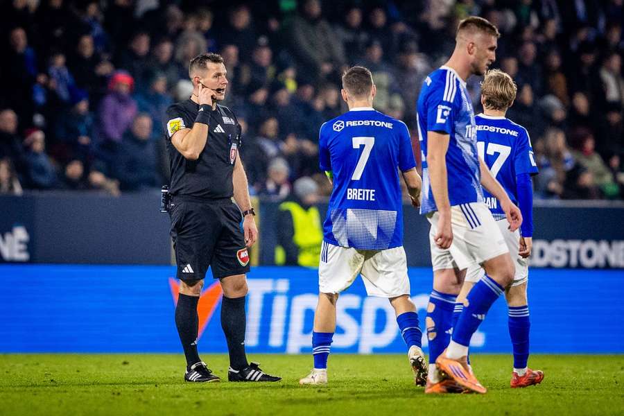 Rozhodčí Volek během zápasu Olomouce se Spartou.
